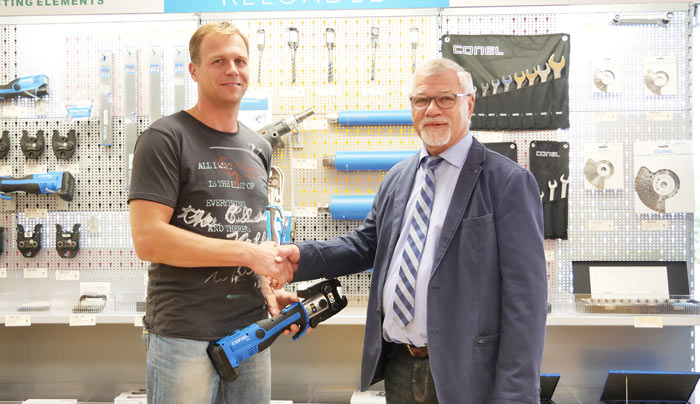 Der glückliche Gewinner Thomas Luderer mit der 1000. Pressmaschine und CONEL-Geschäftsführer Detlef Greunke. 
