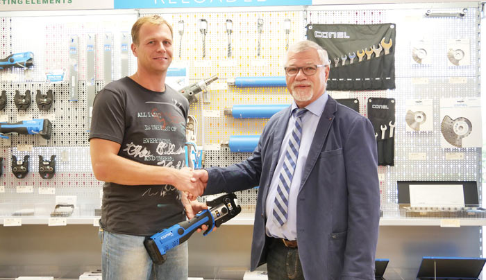 Der glückliche Gewinner Thomas Luderer mit der 1000. Pressmaschine und CONEL-Geschäftsführer Detlef Greunke.